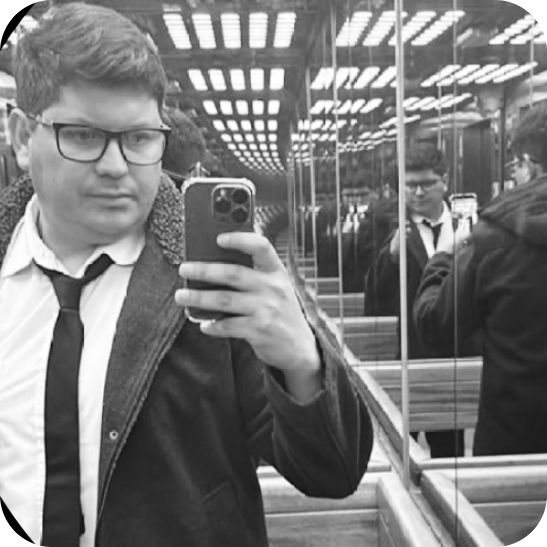 Matías Burgos tomándose una selfie en un ascensor con espejos