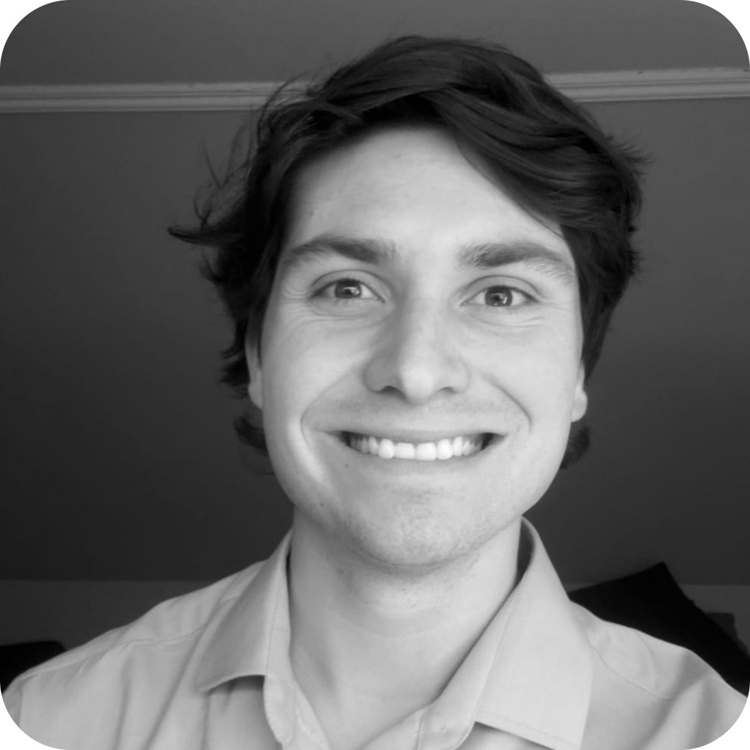 Esteban Pastore sonriendo a la cámara