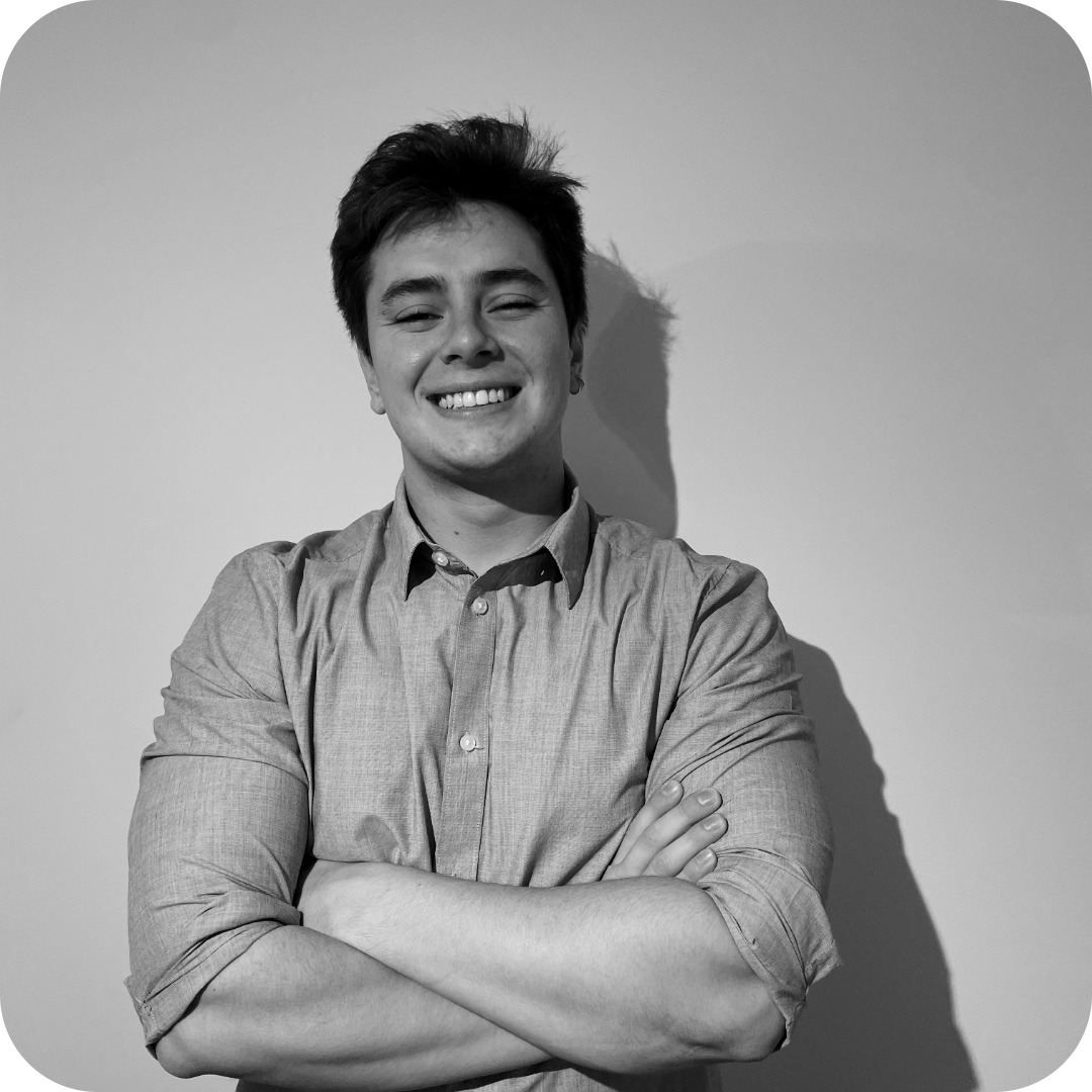 Felipe Carvallo sonriendo con los brazos cruzados