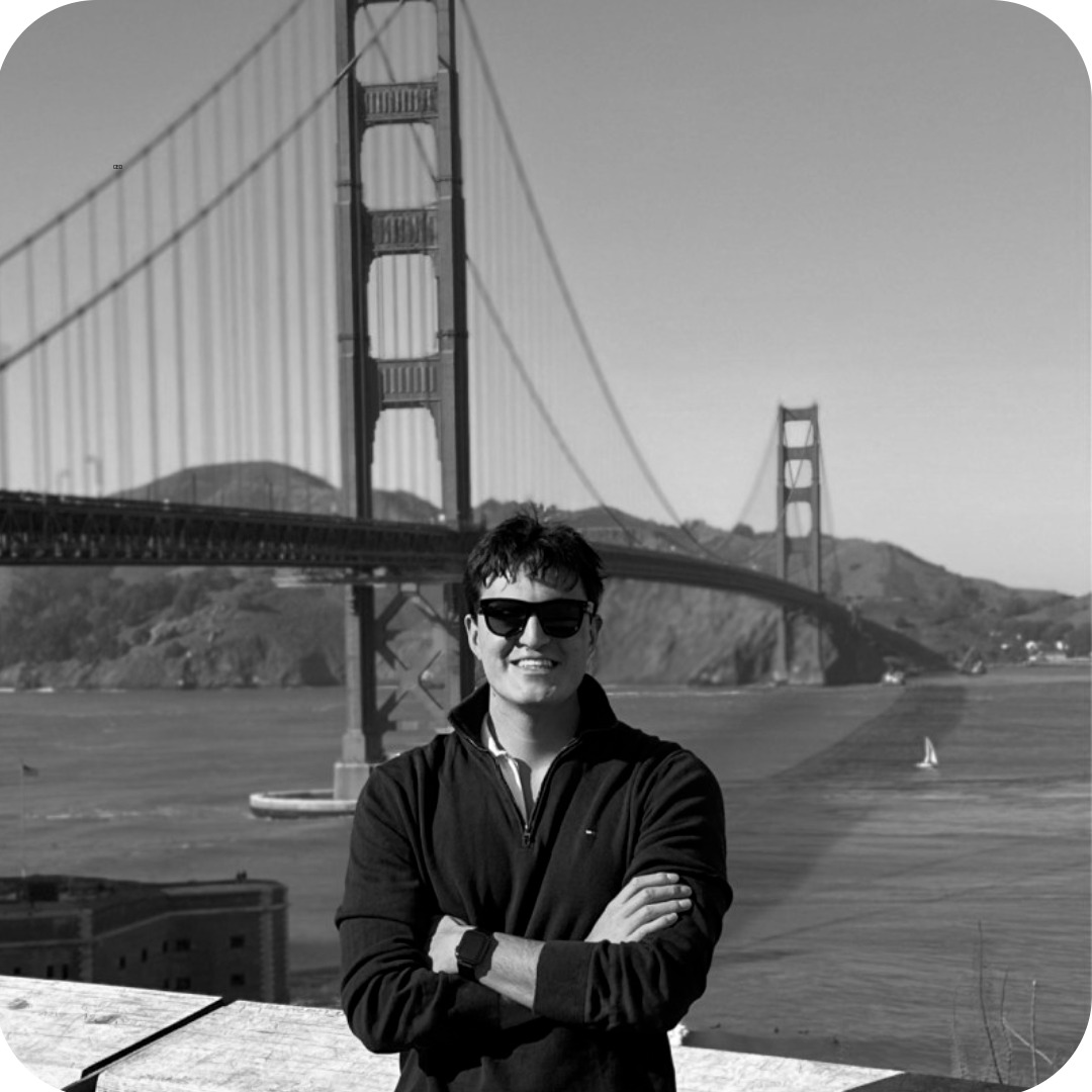 Jorge Riquelme sonriente frente al Golden Gate Bridge